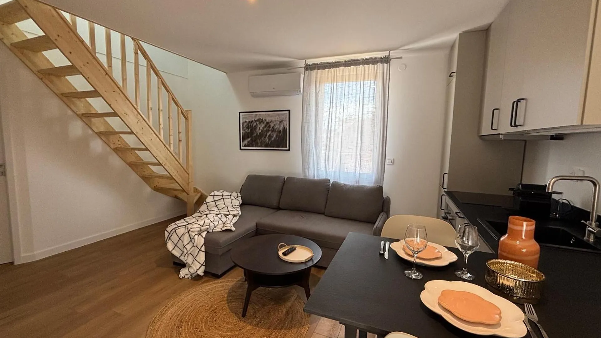 M112 Marquer Superbe T4 Spacieux Avec Balcon Et Parking, Proche De Geneve Гайард